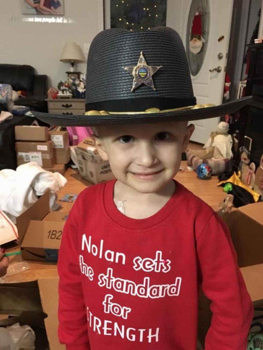 Σπαρακτικές στιγμές: Μάνα αποχαιρετά τον γιο της που σβήνει από καρκίνο