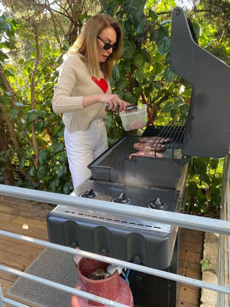 «Εσύ τρως μπριζόλα και ταΐζεις τον λαό σανό»:  Τα αιχμηρά σχόλια κατά της Στεφανίδου στο Instagram