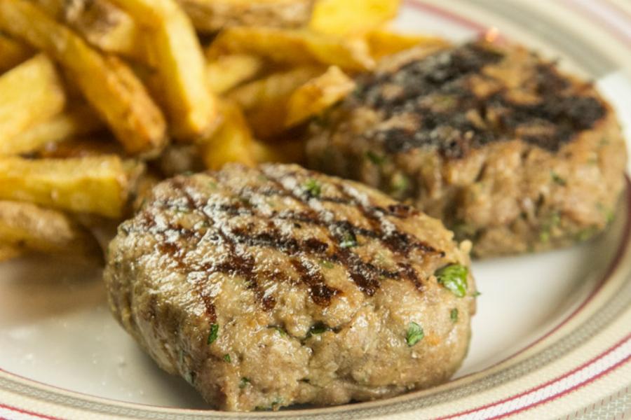 Το κόλπο στην επιλογή του κιμά: Τα πιο αφράτα και ζουμερά μπιφτέκια γεμιστά με μαλακό τυρί