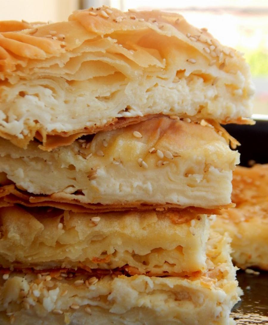 Αφράτη τυρόπιτα: Γέμιση από βουτυράτη κρέμα κεφαλογραβιέρας και φέτας με κόστος μόλις 12€