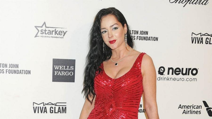 Δέσποινα Μοίρου: Αρραβωνιάστηκε τον 68χρονο κιθαρίστα των Pink Floyd Σκοτ Πέιτζ, σε ένα χλιδάτο πάρτι στη βίλα του