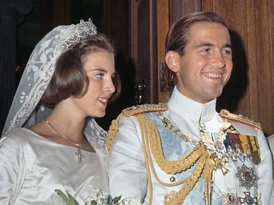 Κωνσταντίνος Β΄: Ο θρόνος στα 24, η γυναίκα της ζωής του, ο παραμυθένιος γάμος και το τούνελ που οδηγούσε τη Βουγιουκλάκη στο παλάτι