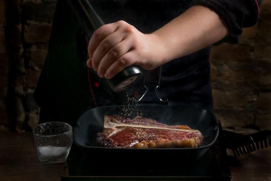 Το «φάουλ» στο ψήσιμο της μπριζόλας: Το άγνωστο κόλπο με το αλάτι