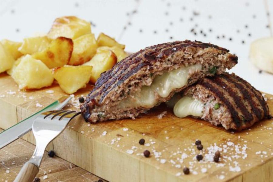 Το κόλπο στην επιλογή του κιμά: Τα πιο αφράτα και ζουμερά μπιφτέκια γεμιστά με μαλακό τυρί