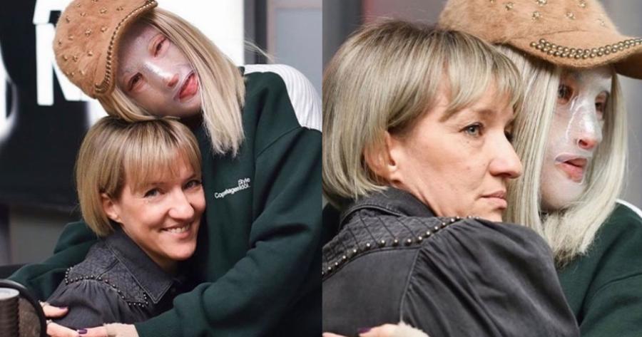 Μια συγκλονιστική στιγμή: Η Ιωάννα Παλιοσπύρου αγκαλιά με τη μάνα της δολοφονημένης Γαρυφαλλιάς