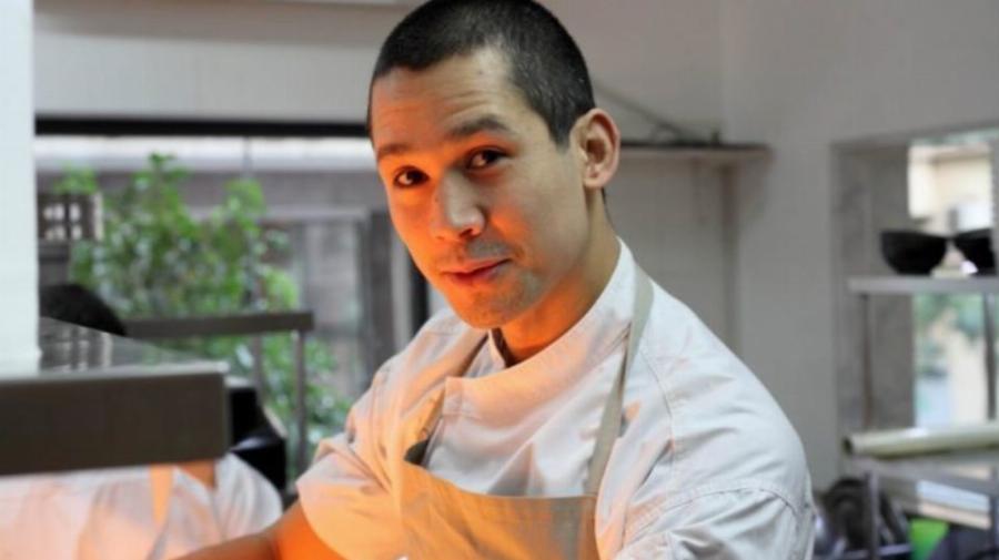 Σωτήρης Κοντιζάς: Η σπάνια εικόνα του ως Εύζωνας και η αστεία αντίδραση των Ασιατών τουριστών