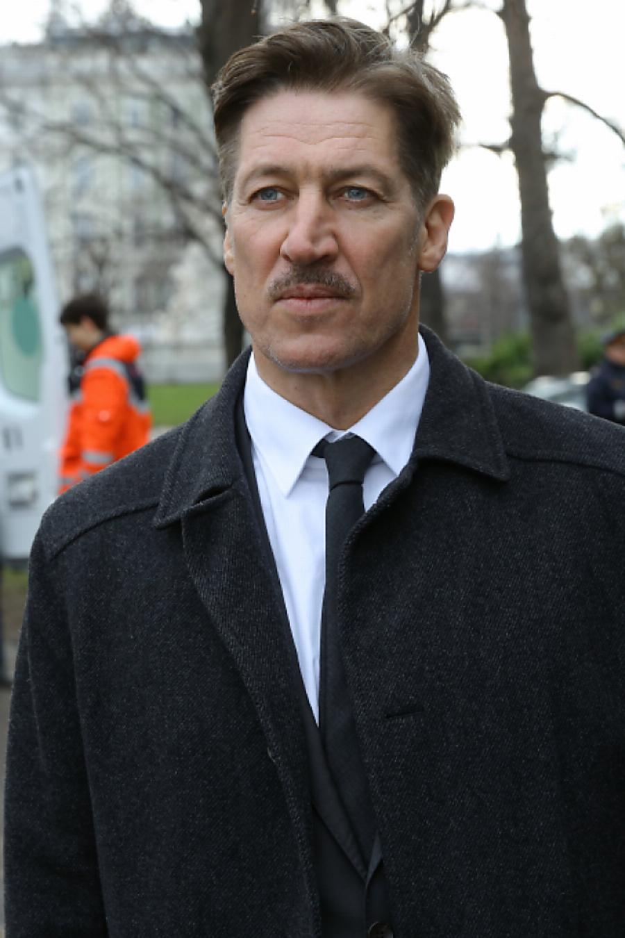 «Υπαστυνόμος Ρεξ»: Η εμφάνιση του αστυνομικού Μόζερ στα 59 με μουστάκι – Παραμένει γοητευτικός 24 χρόνια μετά