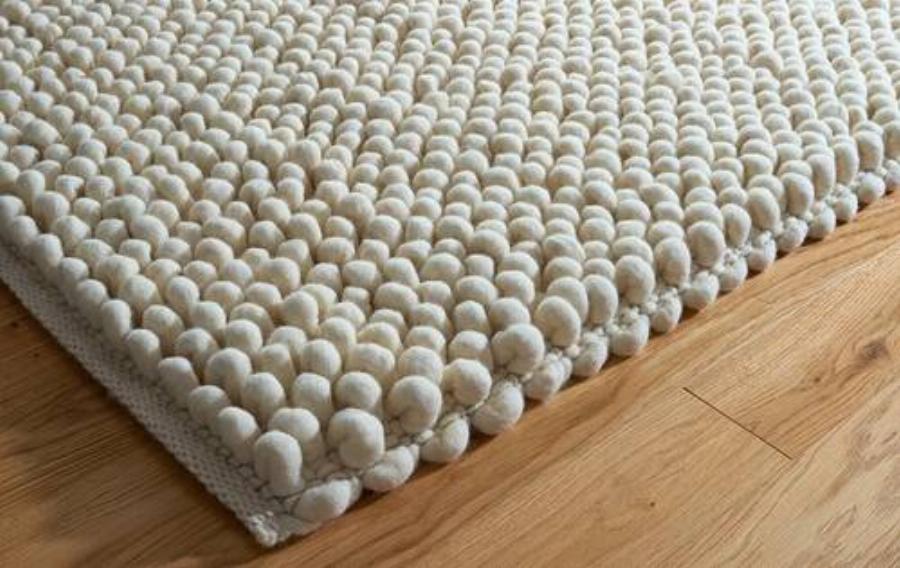 Καθάρισμα χαλιών: Ο έξυπνος τρόπος για να τα κρατήσετε καθαρά και φρέσκα