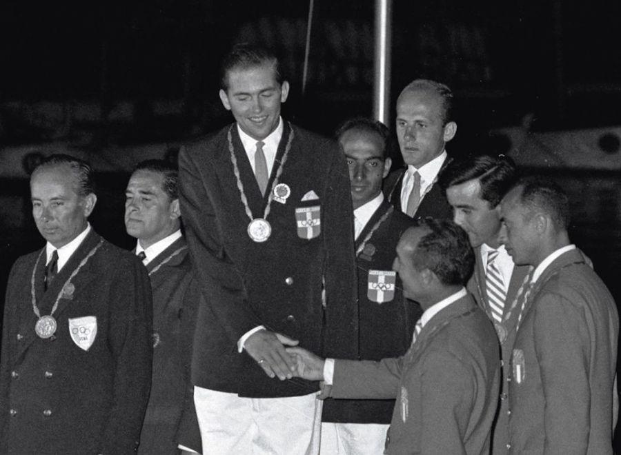 Κωνσταντίνος Β΄: Ο θρόνος στα 24, η γυναίκα της ζωής του, ο παραμυθένιος γάμος και το τούνελ που οδηγούσε τη Βουγιουκλάκη στο παλάτι