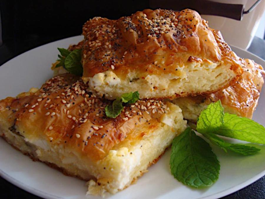 Όλο το κόλπο είναι αυτό το μυρωδικό: Η πιο γρήγορη και νόστιμη τυρόπιτα που θα ζητούν συνέχεια τα παιδιά σας