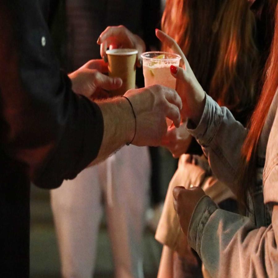 Μπάρμαν – ήρωας: Είδε τύπο να ρίχνει χάπι στο ποτό κοπέλας, αντάλλαξε τα ποτήρια και τον άφησε να ναρκώνει τον εαυτό του