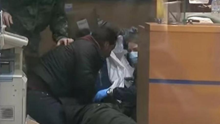 67χρονος κατέρρευσε στα ΕΛΤΑ στις Σέρρες – Ο «φύλακας-άγγελος» που τον κράτησε στη ζωή