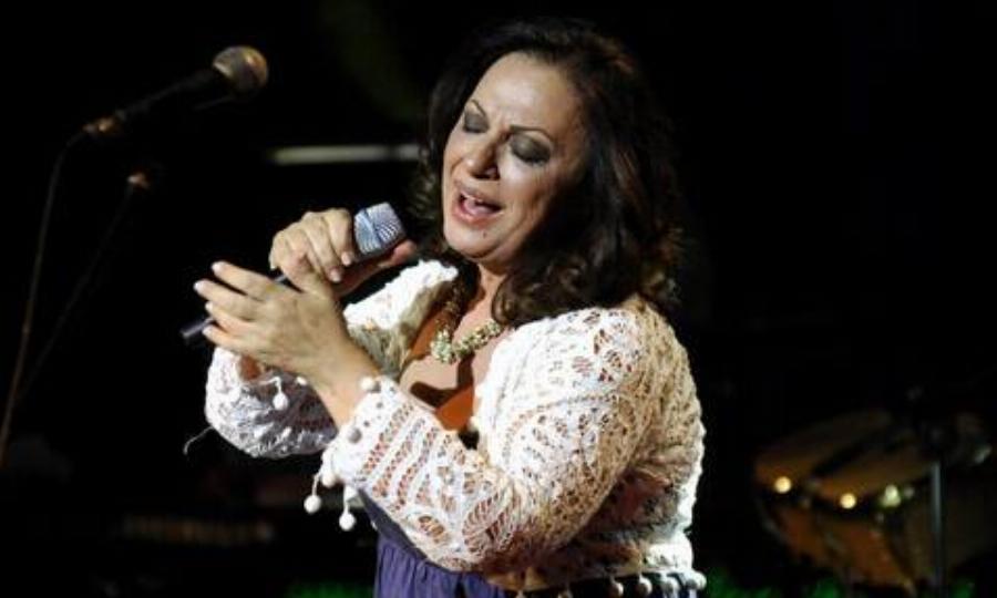 Χάρις Αλεξίου: Οι αξέχαστες συνεργασίες, οι δύο γάμοι, η υιοθεσία του γιου της, το τέλος στην καριέρα της και η μάχη με τον καρκίνο