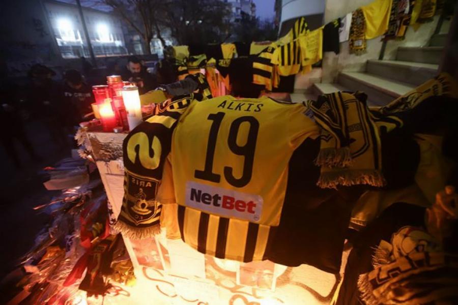 Σπαρακτικές στιγμές στην κηδεία του 19χρονου Άλκη: Τα συγκλονιστικά λόγια του ιερέα στον επικήδειο