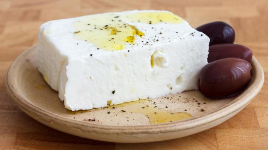 Το έξυπνο κόλπο για να μη πιάσει μούχλα ποτέ ξανά η φέτα στο ψυγείο σας