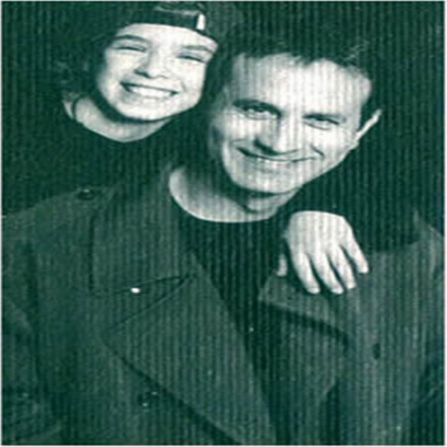 Αντιγόνη Ψυχράμη: Φωτογραφίζεται αγκαλιά με τον Γιώργο Νταλάρα, 22 χρόνια μετά το «Με λένε Πόπη»