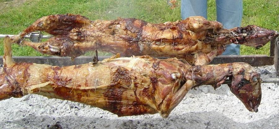 Ψήσιμο αρνιού στη σούβλα: Ποιοι είναι οι βασικοί κανόνες για να βγει το κρέας σας μαλακό και νόστιμο