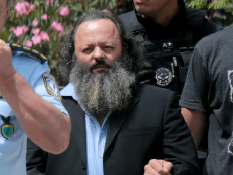 Αρτέμης Σώρρας: Αγνώριστος με κοτσίδα, μουσάκι και “μπράβους”, δηλώνει πιο πλούσιος από ποτέ