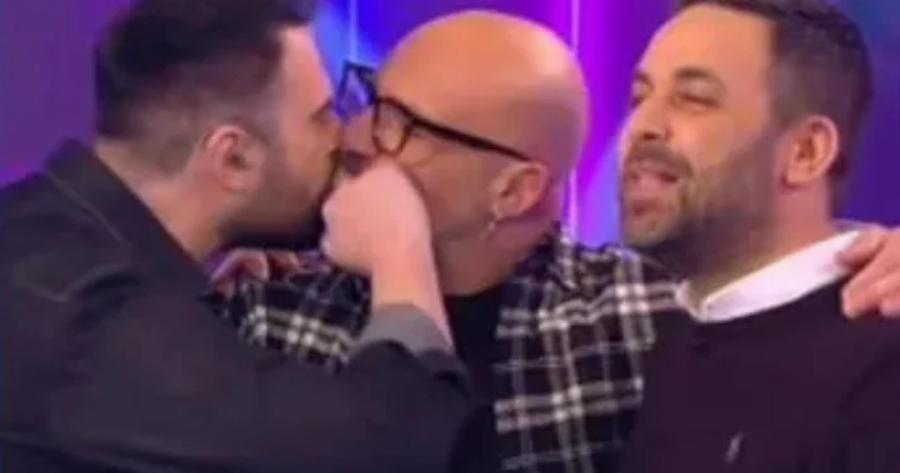 Έμεινε «κάγκελο» ο Μουτσινάς: Ο Γιώργος Παπαδόπουλος τον φίλησε στο στόμα στον αέρα χωρίς καν να πρόλαβει να αντιδράσει