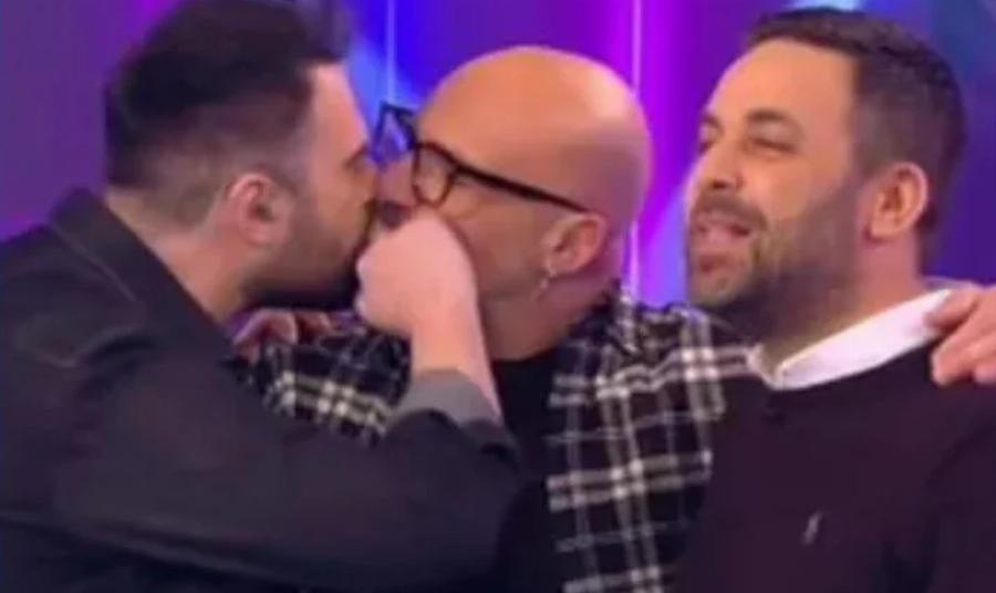 Έμεινε «κάγκελο» ο Μουτσινάς: Ο Γιώργος Παπαδόπουλος τον φίλησε στο στόμα στον αέρα χωρίς καν να πρόλαβει να αντιδράσει