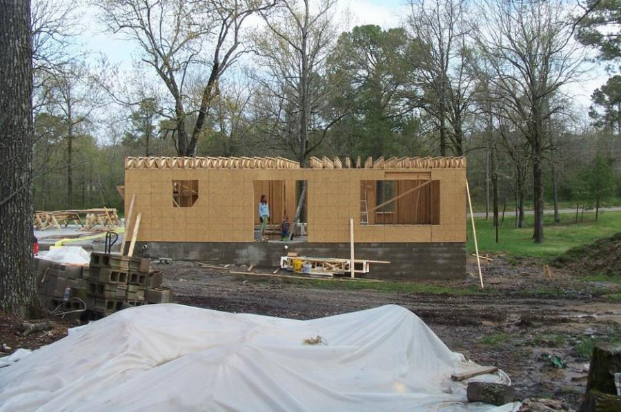 Μια απίστευτη μητέρα 4 παιδιών έχτισε ολομόναχη το δικό της σπίτι βλέποντας οδηγίες στο youtube