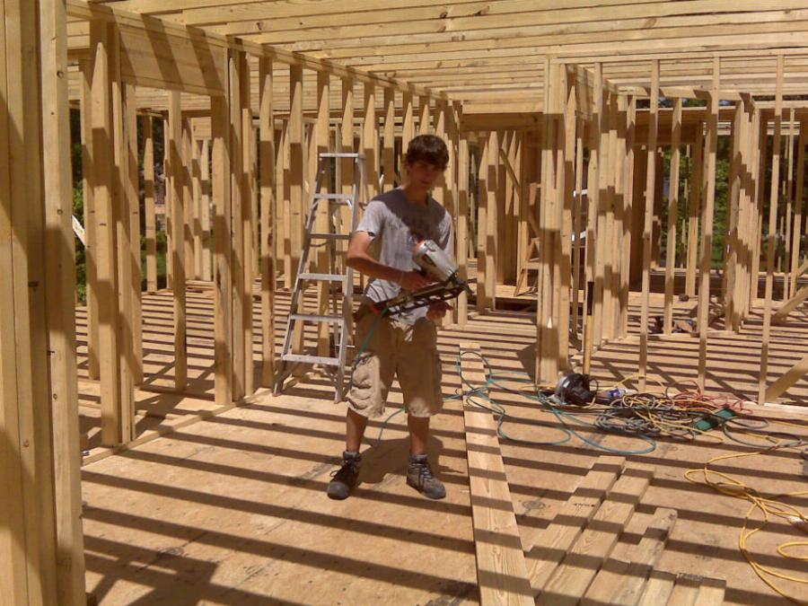 Μια απίστευτη μητέρα 4 παιδιών έχτισε ολομόναχη το δικό της σπίτι βλέποντας οδηγίες στο youtube