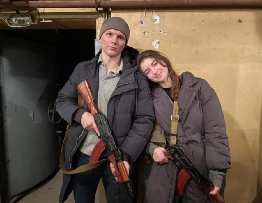 Πόλεμος – Ουκρανία: Ζευγάρι παντρεύτηκε στη Μονή του Αγίου Μιχαήλ του Κιέβου εν μέσω επιθέσεων