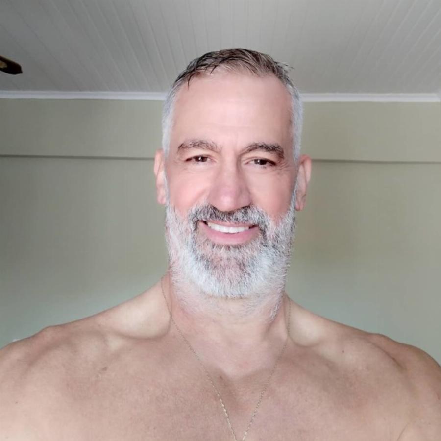 Χρήστος Μάντακας: Ο Έλληνας ζεν πρεμιέ των 90s, ο ρόλος του στο Καφέ της Χαράς, το απολλώνιο κορμί και η νέα καριέρα