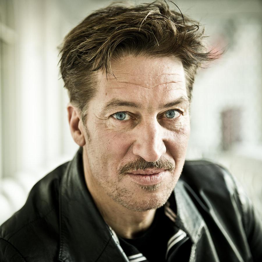 «Υπαστυνόμος Ρεξ»: Η εμφάνιση του αστυνομικού Μόζερ στα 59 με μουστάκι – Παραμένει γοητευτικός 24 χρόνια μετά