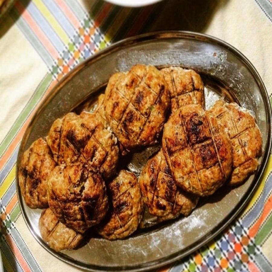 Το μυστικό είναι στην επιλογή του κιμά: Η συνταγή για αφράτα μπιφτέκια γεμιστά με μαλακό τυρί