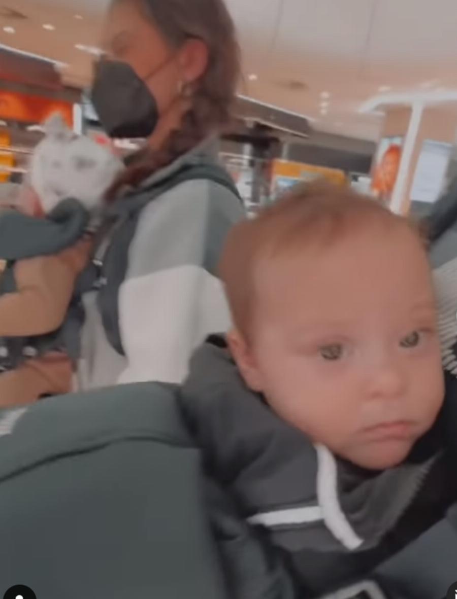 Πήραν το στυλ των γονιών τους: Εφυγαν για το πρώτο αεροπορικό ταξίδι η Αριάνα και Φιλίππα Τανιμανίδη