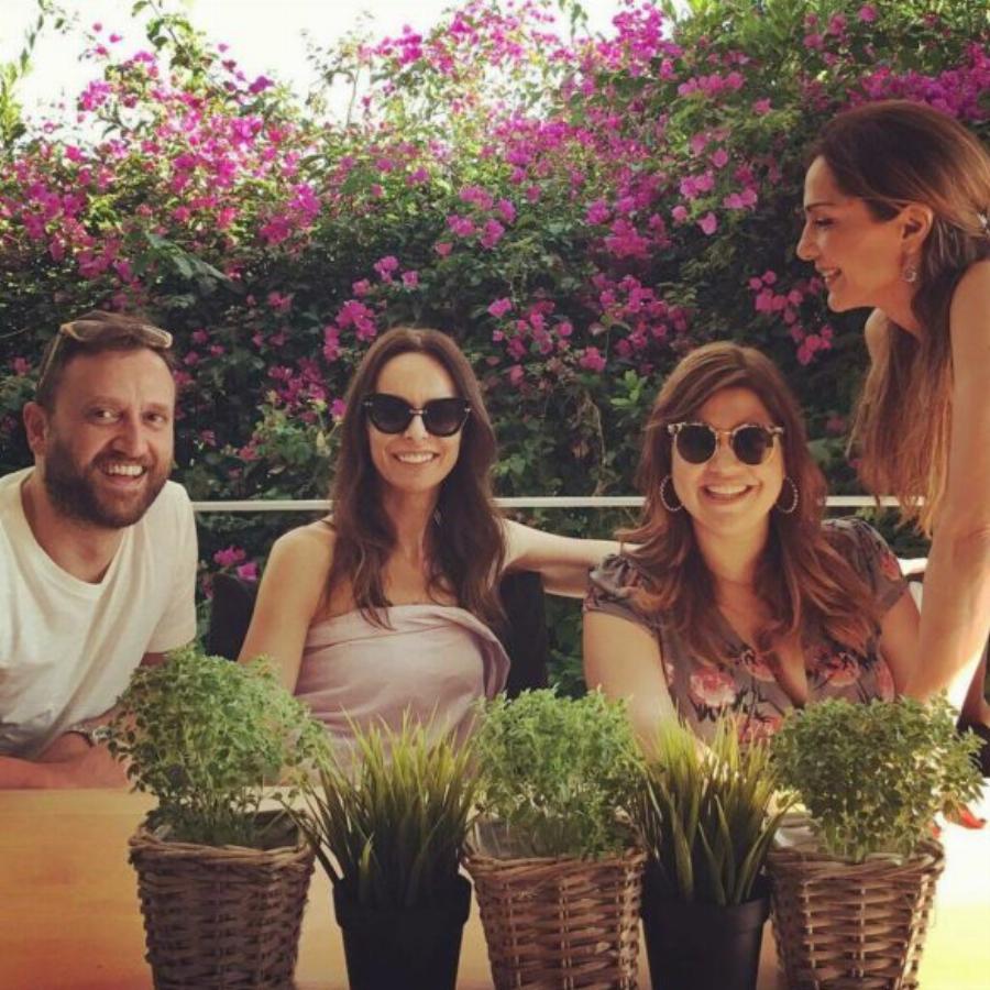 Δέσποινα Βανδή: Η εντυπωσιακή βίλα στη Βούλα, η ονειρεμένη κουζίνα και ο πανέμορφος κήπος με την μεγάλη πισίνα