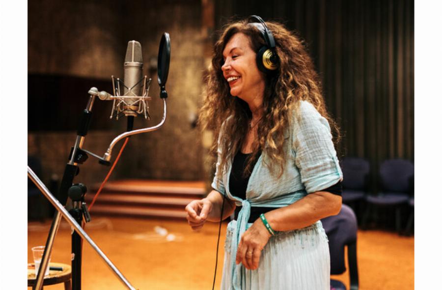 Ελένη Δήμου: Οι 3 δεκαετίες έγγαμου βίου με Άκη Γκολφίδη, ο γιος της και η απώλεια που της τσάκισε τη ζωή