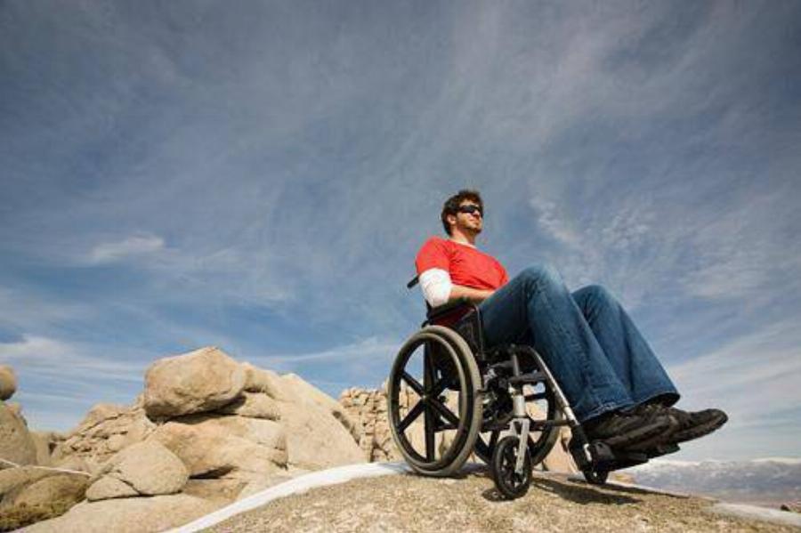 “Εσύ είσαι με το αναπηρικό καροτσάκι, πώς να μπούμε; Είναι κυριλέ το μαγαζί!” μου είπε στο πρώτο ραντεβού