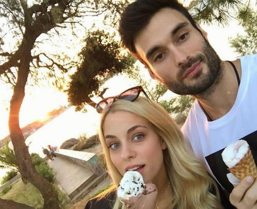 Δούκισσα Νομικού: Ο πανέμορφος αδελφός της, η γλυκιά σχέση τους και 5 σπάνιες φωτογραφίες