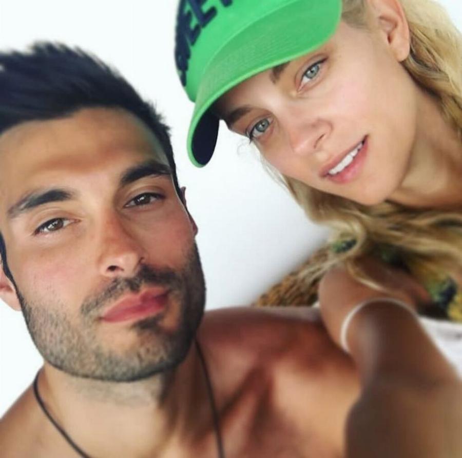 Δούκισσα Νομικού: Ο πανέμορφος αδελφός της, η γλυκιά σχέση τους και 5 σπάνιες φωτογραφίες