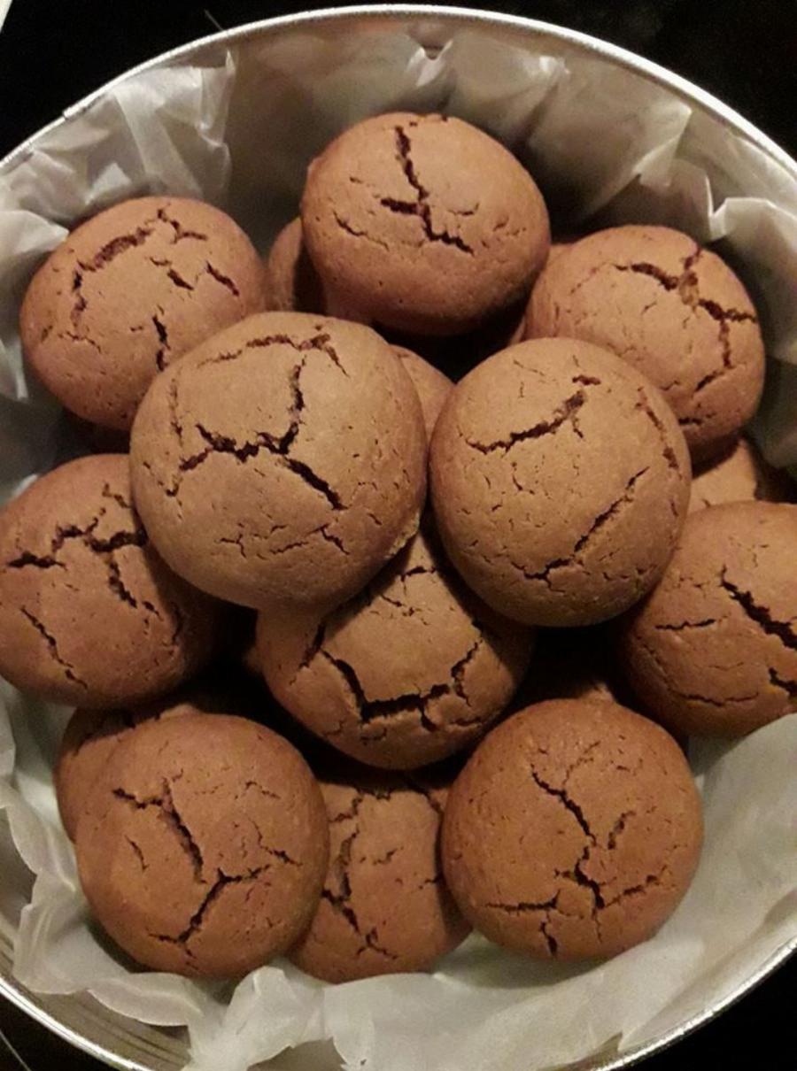 Εκπληκτικό αποτέλεσμα: Το έξυπνο κόλπο με τις φλούδες του μήλου στο τάπερ με το κέικ