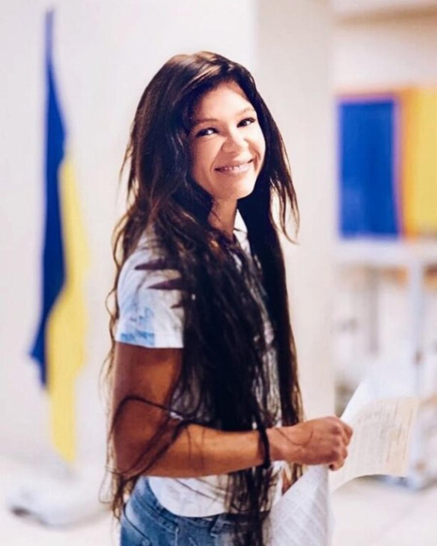 Ρουσλάνα: 17 χρόνια μετά τη θεαματική νίκη της στη Eurovision παραμένει το ίδιο όμορφη και δείχνει νεότερη από την ηλικία της