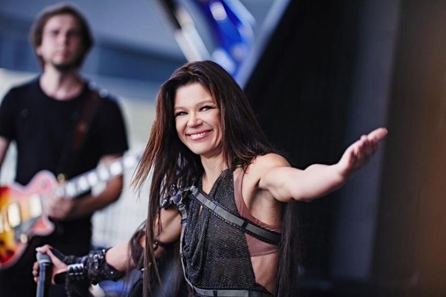 Ρουσλάνα: 17 χρόνια μετά τη θεαματική νίκη της στη Eurovision παραμένει το ίδιο όμορφη και δείχνει νεότερη από την ηλικία της