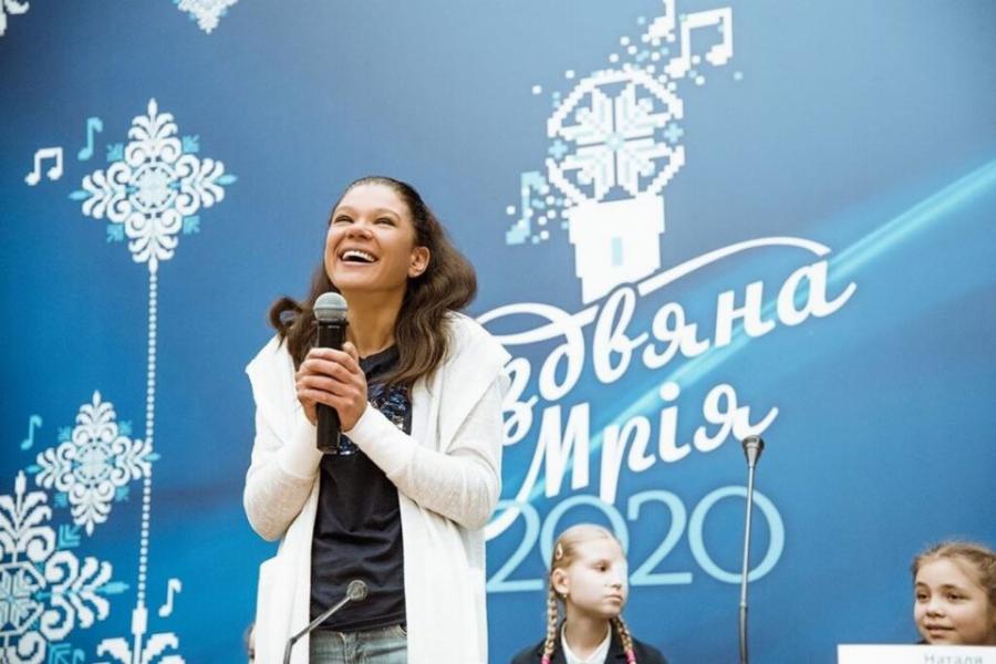 Ρουσλάνα: 17 χρόνια μετά τη θεαματική νίκη της στη Eurovision παραμένει το ίδιο όμορφη και δείχνει νεότερη από την ηλικία της