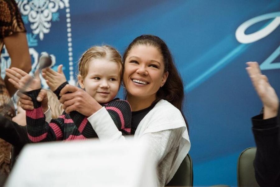 Ρουσλάνα: 17 χρόνια μετά τη θεαματική νίκη της στη Eurovision παραμένει το ίδιο όμορφη και δείχνει νεότερη από την ηλικία της