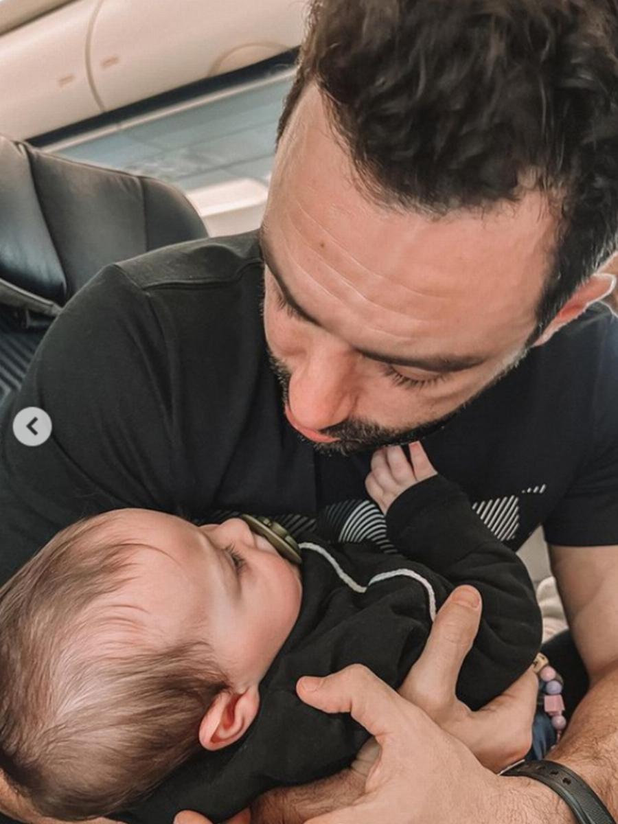 Πήραν το στυλ των γονιών τους: Εφυγαν για το πρώτο αεροπορικό ταξίδι η Αριάνα και Φιλίππα Τανιμανίδη