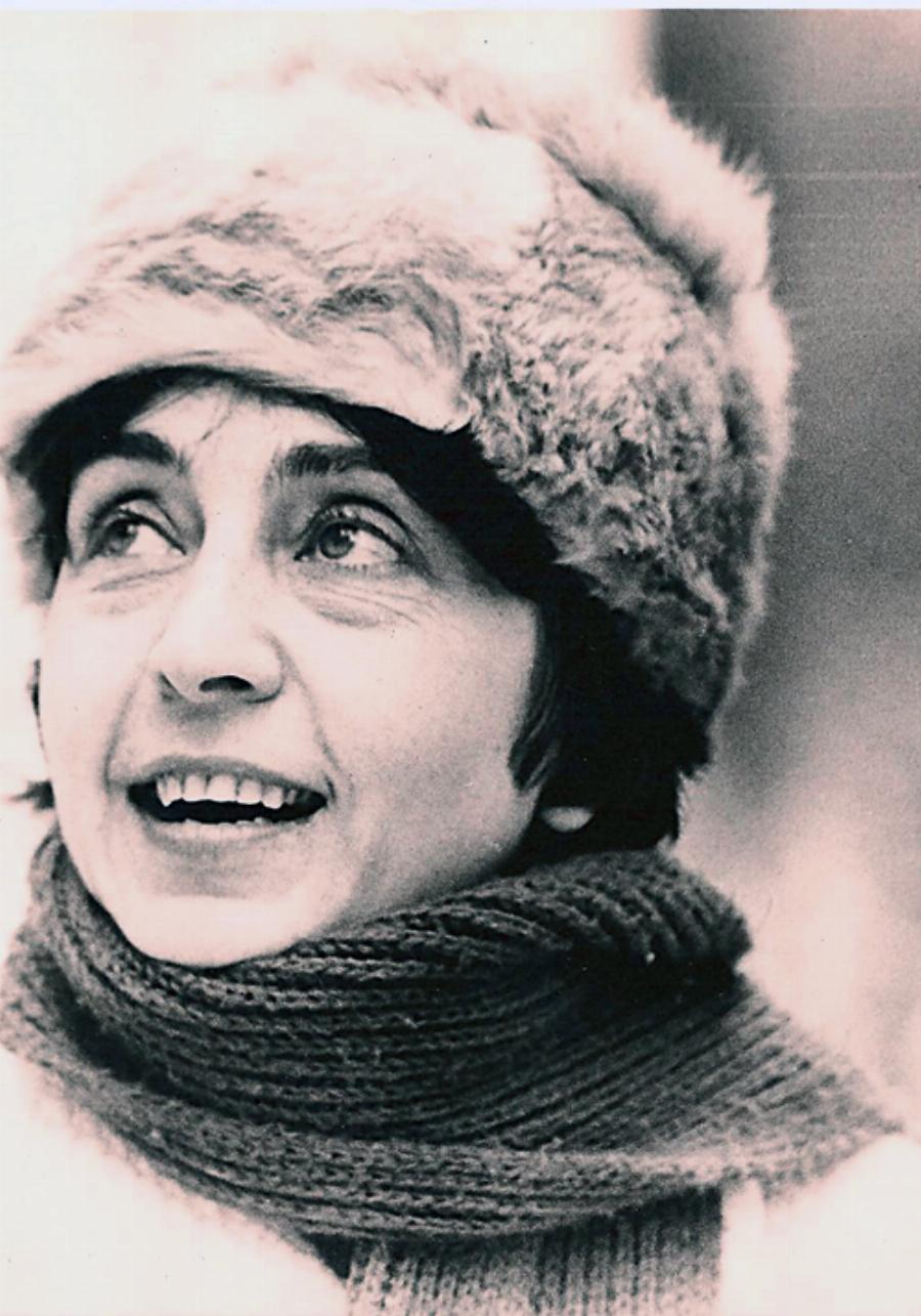 Έφη Παπαθεοδώρου: Η αξέχαστη «Θεοπούλα» στο «Παρά Πέντε», οι δεκάδες προτάσεις γάμου που απέρριψε, η παρενόχληση και ο χαμός της φίλης της