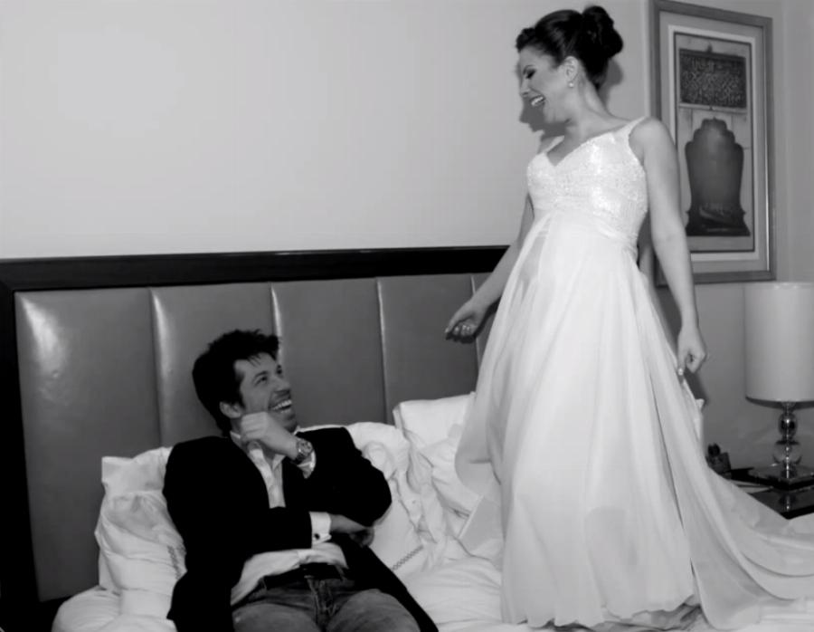 Αντελίνα και Χάρης Βαρθακούρης: Οι σπάνιες γαμήλιες φωτογραφίες, το ονειρεμένο νυφικό και οι διάσημοι κουμπάροι