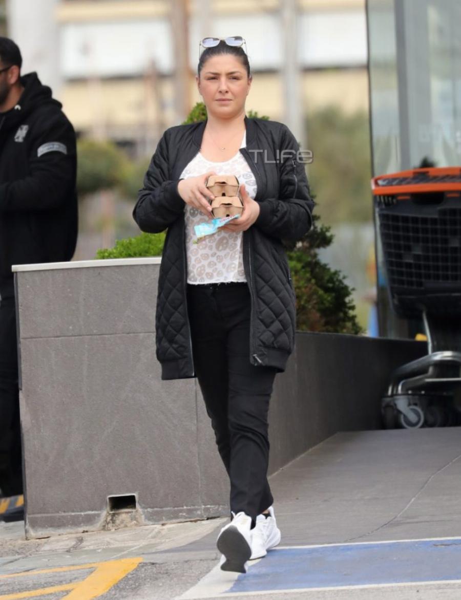 Έλενα Παπαρίζου: Την φωτογραφίζουν χωρίς μακιγιάζ σε σούπερ μάρκετ και χωρίς κανένα κόμπλεξ χαιρετάει χαμογελαστή