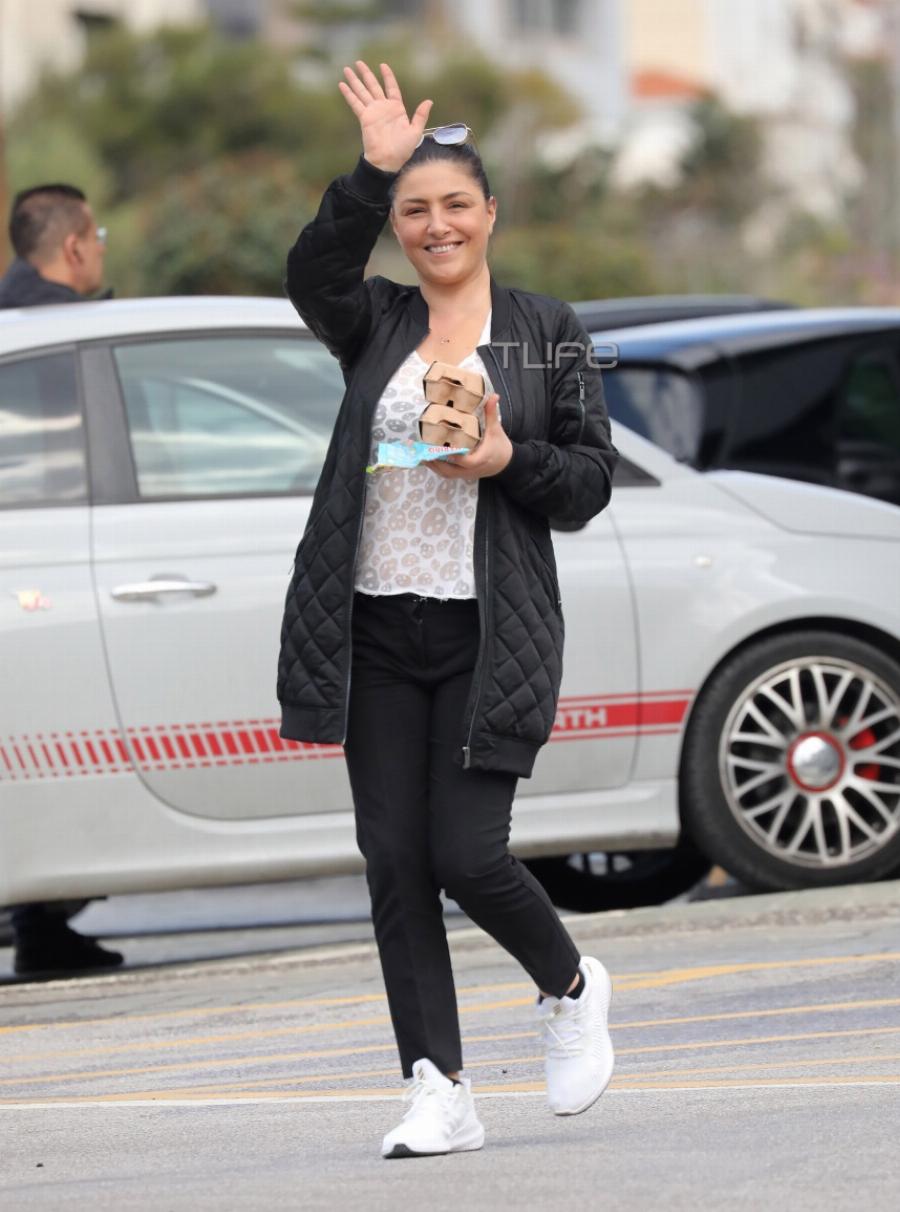 Έλενα Παπαρίζου: Την φωτογραφίζουν χωρίς μακιγιάζ σε σούπερ μάρκετ και χωρίς κανένα κόμπλεξ χαιρετάει χαμογελαστή