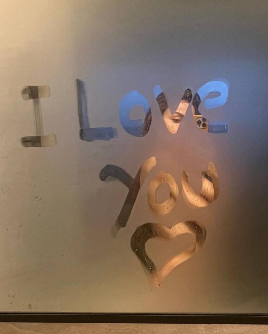 Η Φουρέιρα έριξε το Instagram: Πόζαρε για του Αγίου Βαλεντίνου στον καθρέφτη του μπάνιου της