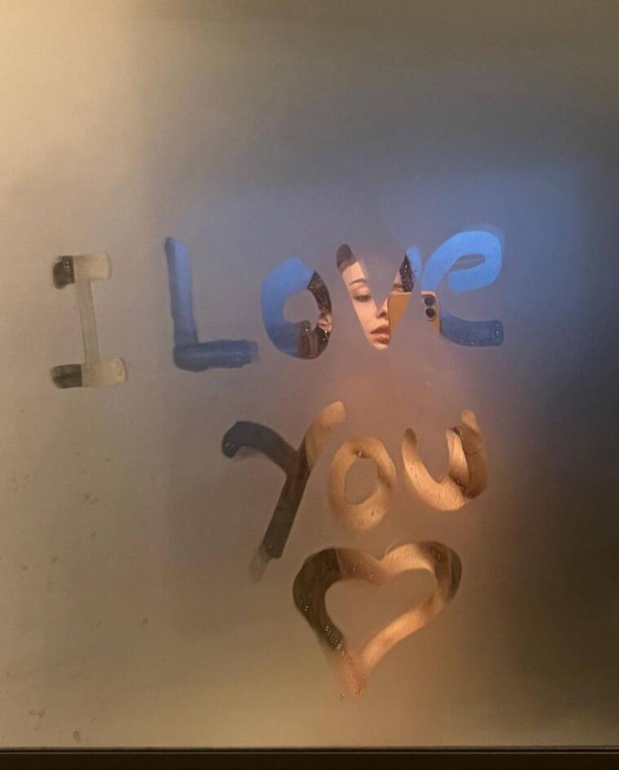 Η Φουρέιρα έριξε το Instagram: Πόζαρε για του Αγίου Βαλεντίνου στον καθρέφτη του μπάνιου της