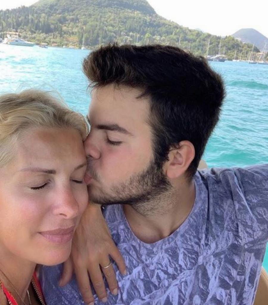 Ελένη Μενεγάκη: Η βασίλισσα της μεσημεριανής ζώνης, η πορεία της στην τηλεόραση, οι εκπομπές που άφησαν εποχή και οι σειρές από το 1990