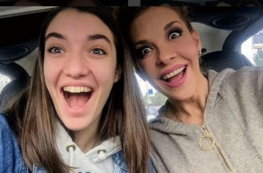 Αυτές είναι οι 8 διάσημες Ελληνίδες μητέρες που ποζάρουν με υπερηφάνεια μαζί με τις κούκλες κόρες τους